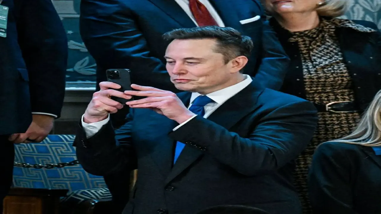 ما هو الهاتف الذي يستخدمه إيلون ماسك في عام 2026؟